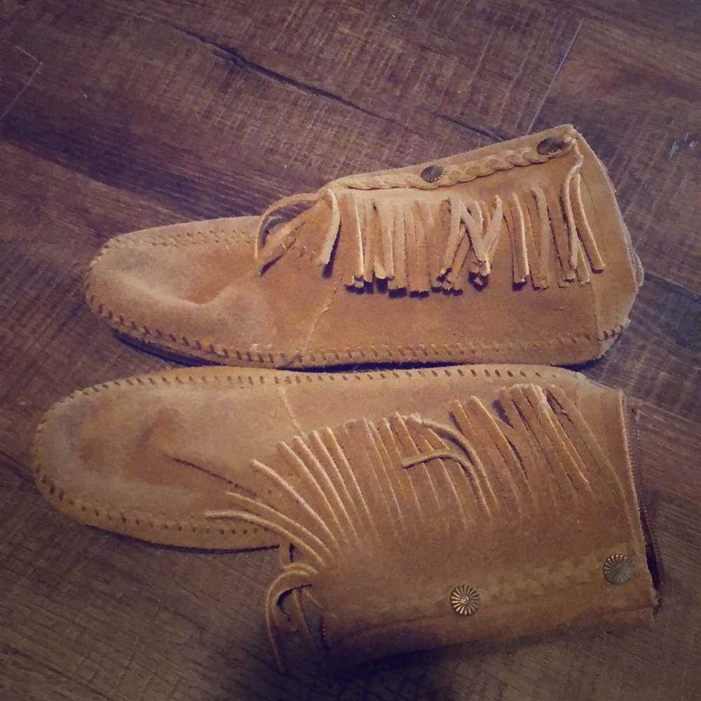 Minnetonka booties size 8